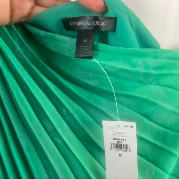 NWT Banana Republic Radiant One
Shoulder Top - M elegant Green Pleated - Picture 10 of 13